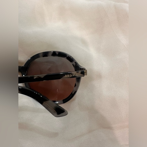 Prada sunglasses excellent condition no scratches - Picture 12 of 12